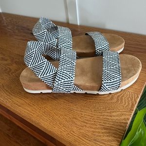 Cliffs navy and white sandals size 8